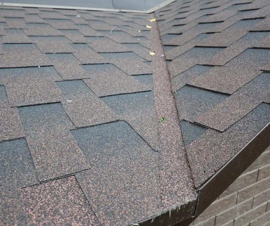 a roof with shingles on it, roofing trough in the middle